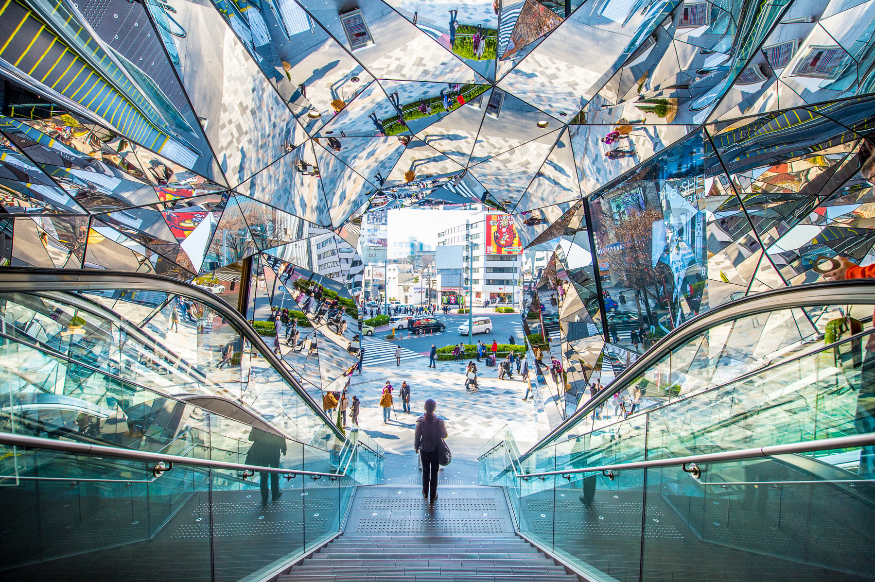 Japan center. Омотэсандо Токио. Улица Омотэсандо в Токио. Торговый центр Токио. Tokyu Plaza Omotesando Harajuku.